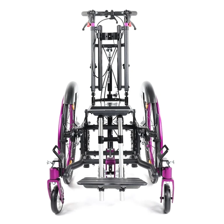 Ein Sitzschalenrollstuhl mit Adapterplatte zum adaptieren einer Sitzschale