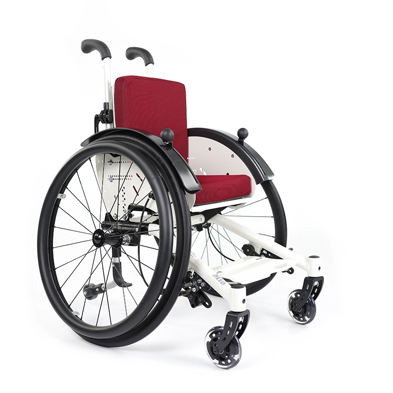 ein moderner Kinderrollstuhl in cremeweiss mit bordeauxroten Bezügen