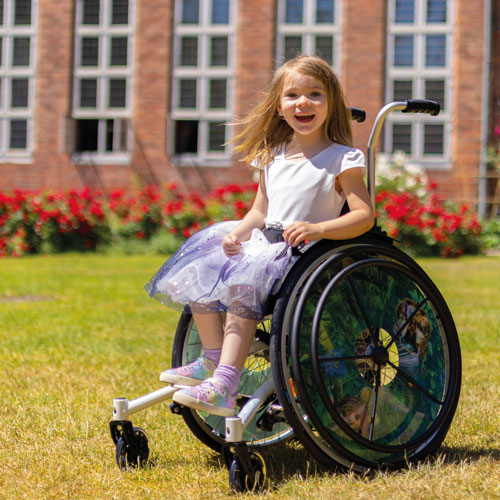 Mädchen im Rollstuhl, Kinderrollstuhl