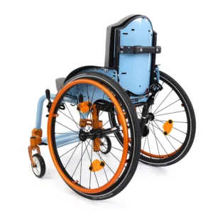 Ein schöner Adaptivrollstuhl in pastellblau und orange