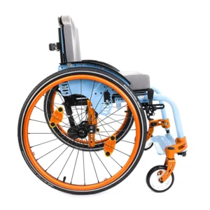 Ein schöner Adaptivrollstuhl in pastellblau und orange