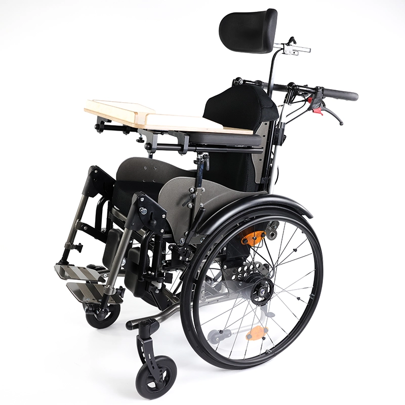 Kantelrollstuhl-Loop-RS-titangrau-schräg-links-Therapietisch-Holz