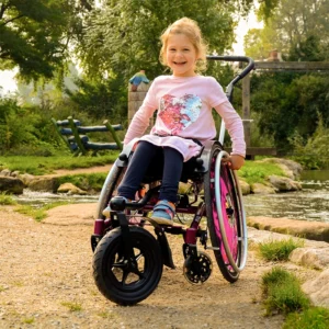 Mädchen im Kinderrollstuhl